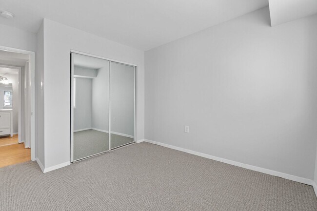 Building Photo - Fairwinds. Renovated and Updated. Spacious 2 bed 2 bath ground level condo in Annapolis!