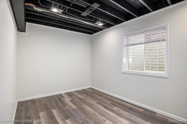 Building Photo - 59696 Twin Pines Dr