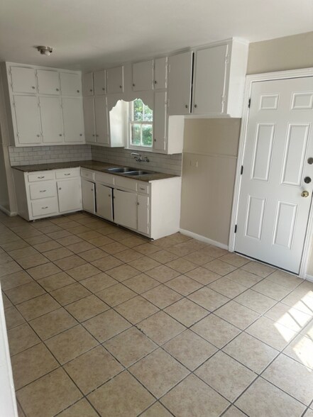 Building Photo - 3129 Summer Ave