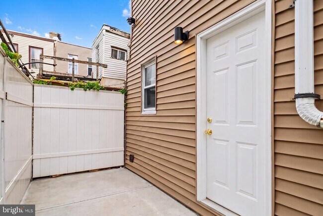 Building Photo - 2238 Oakford St