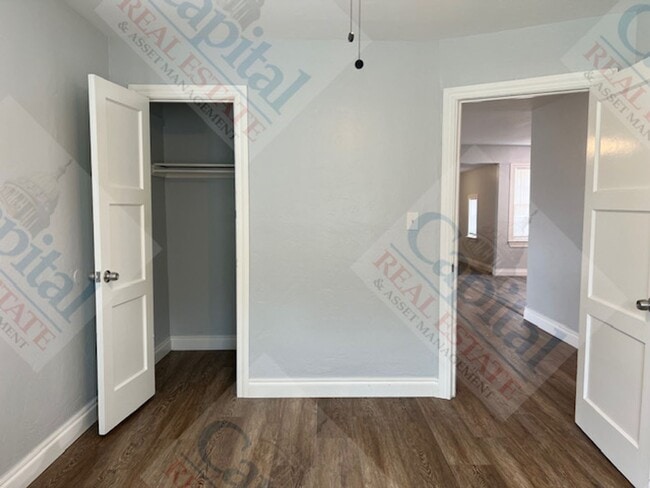 Building Photo - Charming 3 Bedroom