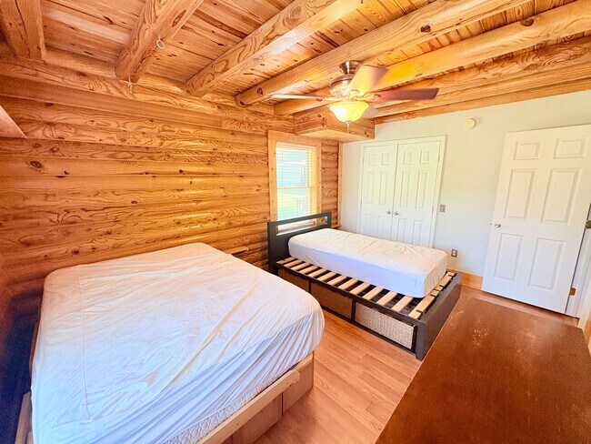 Building Photo - 413 Skyview Dr