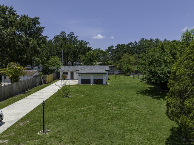 Building Photo - Central Lakeland Home with big yard!