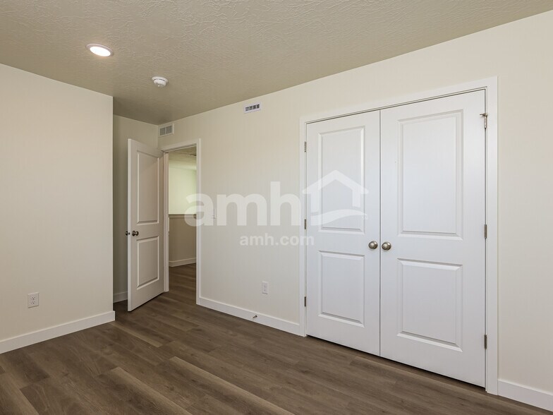 Building Photo - 1384 W Mahogany St