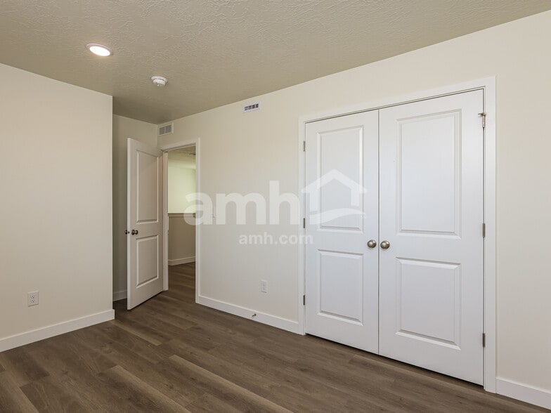 Building Photo - 1402 W Mahogany St