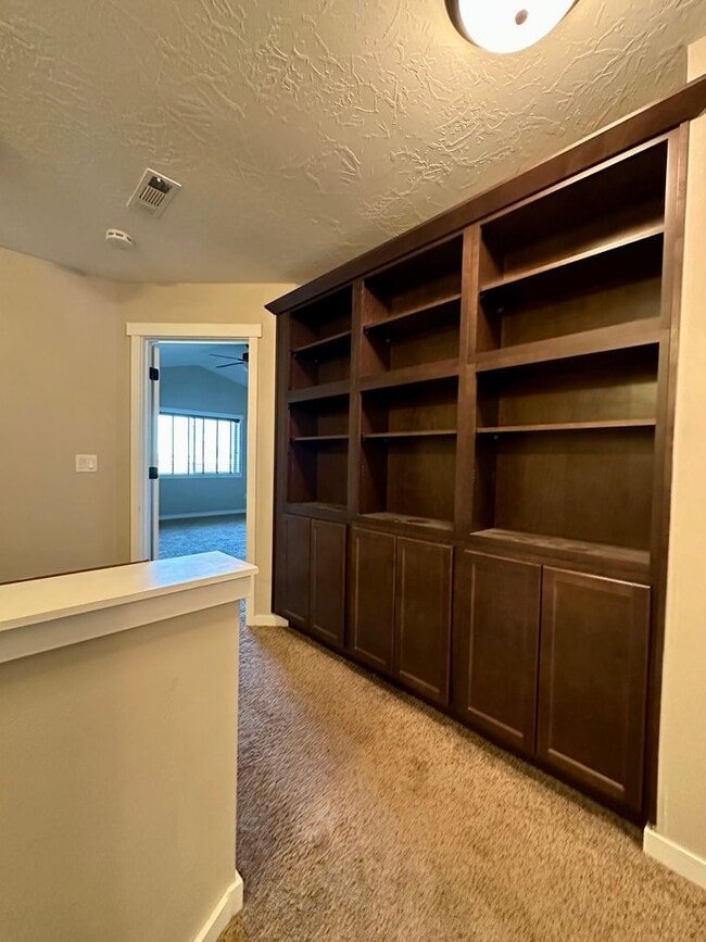 Building Photo - 3 Bedroom Townhome