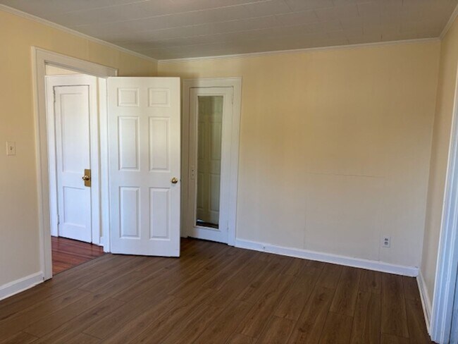 Building Photo - 1917