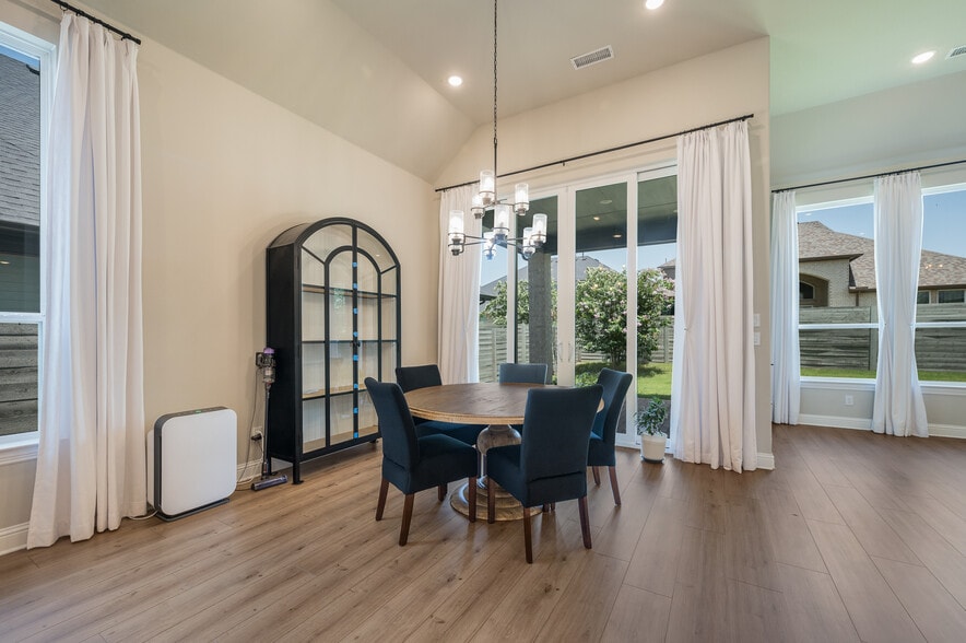 Dining Room - 2016 Strolling Way