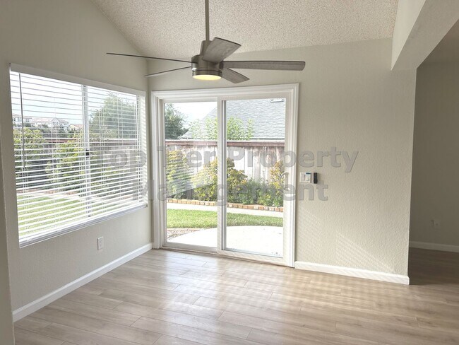 Building Photo - ***Beautiful 3 bed / 2.5 bath House in a N...