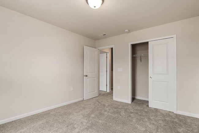 Building Photo - Cozy Townhome with 2 car garage!