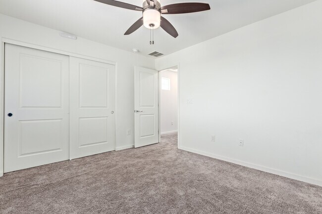 Building Photo - 2321 E Huntington Dr