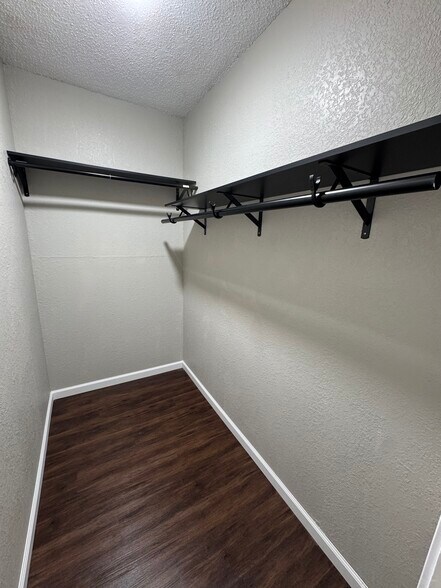 Building Photo - 6101 Parkwood Dr