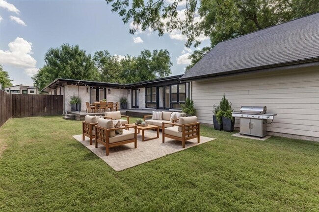 Building Photo - 7219 E Mockingbird Ln
