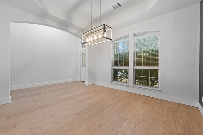 Building Photo - Spacious 5-Bedroom Retreat on Hidden Lake Court with Pool