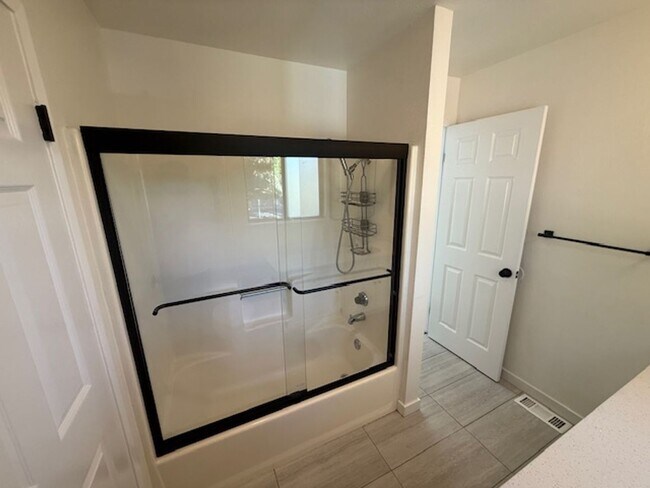 Building Photo - Renovated 2-Bedroom Condo in Martinez