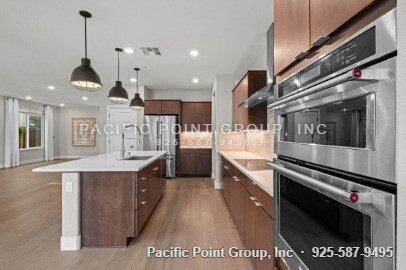 Building Photo - 285 Bear Creek Dr