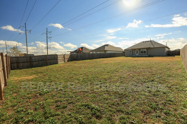 Building Photo - 2101 E Endura Pk Dr