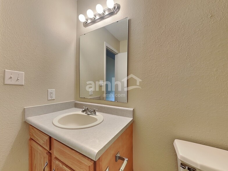 Building Photo - 5426 Alameda Rd