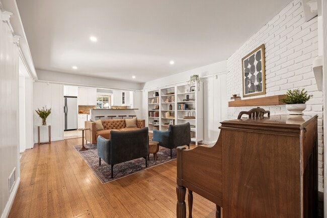 Building Photo - 2510 Santiago St