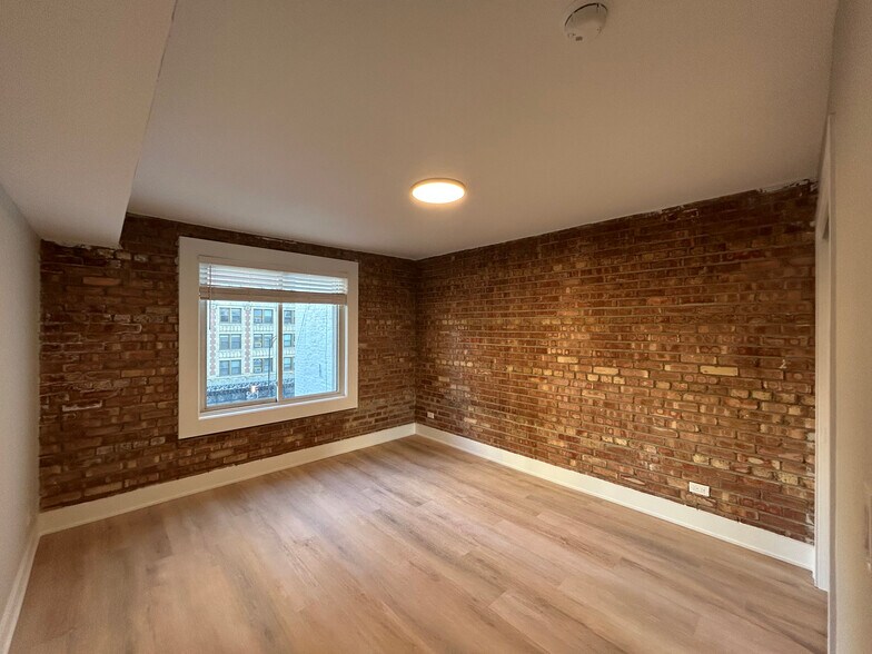 Building Photo - 1214 N La Salle Dr