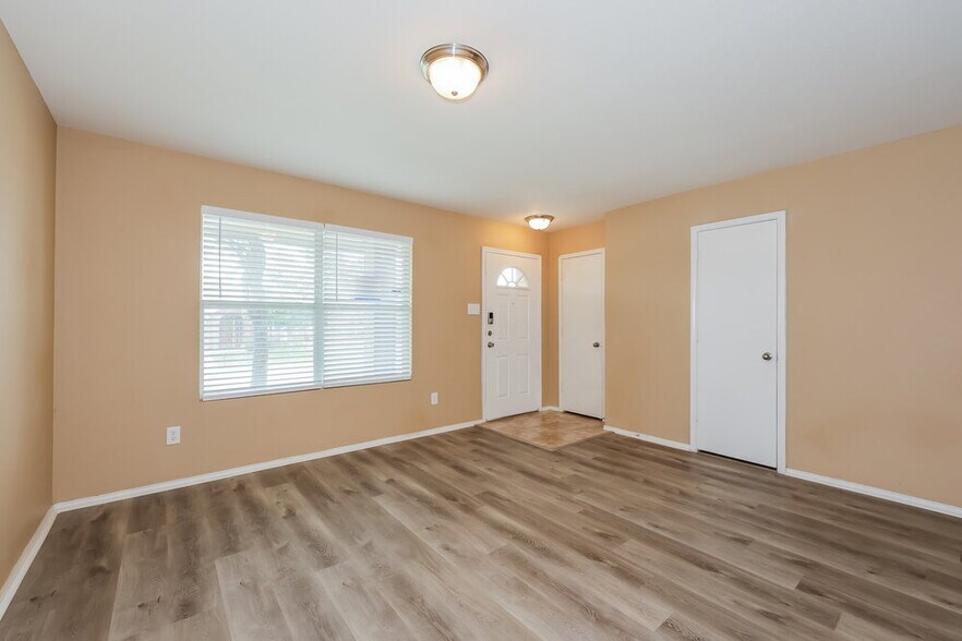 Building Photo - 10021 Blue Bell Dr