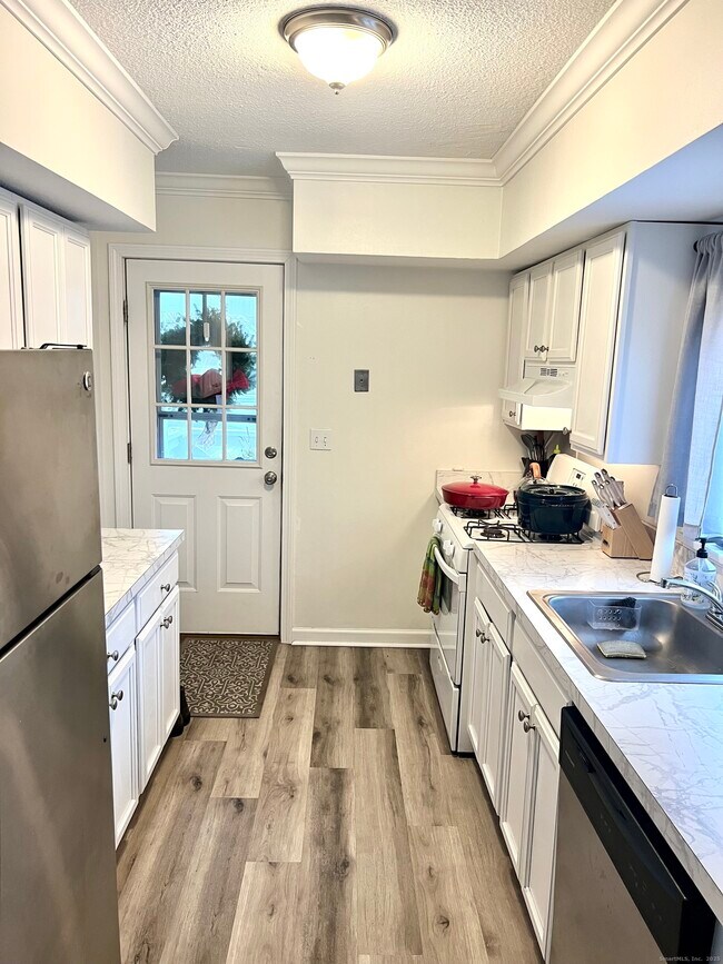 Building Photo - 103 Cove St