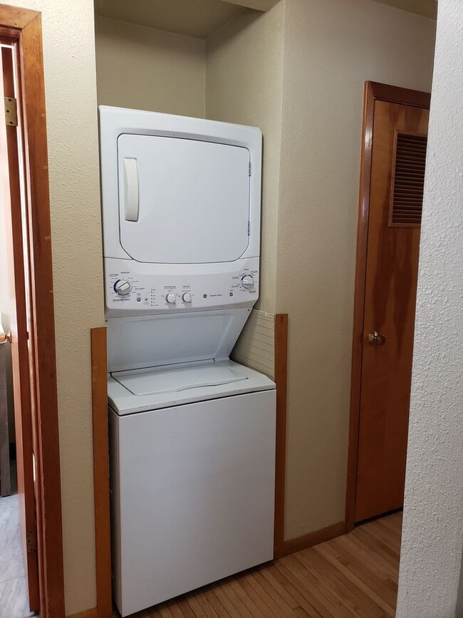 Building Photo - 1417 3rd Ave NW