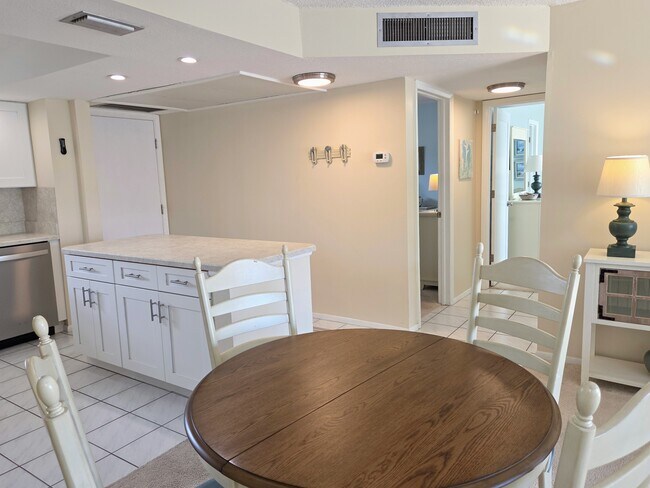 Building Photo - 4650 Cove Cir