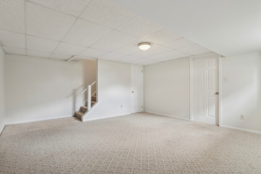 Building Photo - 166 Longford Rd