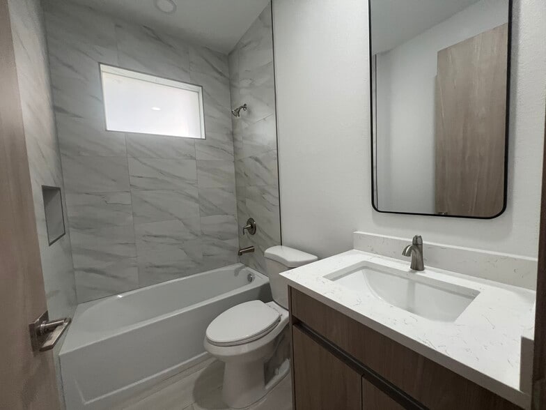 Building Photo - 1470 Henning St