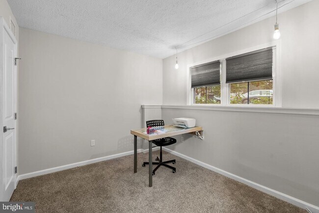 Building Photo - 18005 Sunset Lake Ct