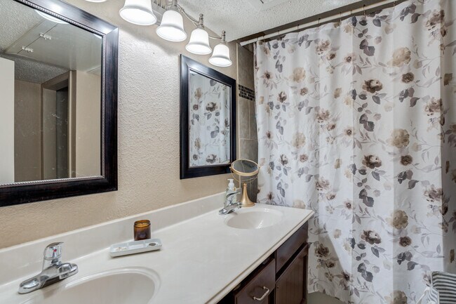 Building Photo - 8633 Knoxville Dr