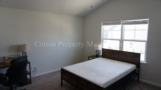 Building Photo - Beautiful, recently constructed 3BR/2.5BA ...