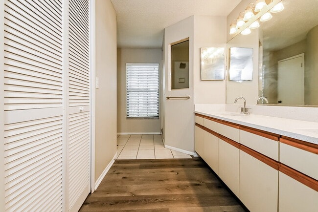 Building Photo - 10119 Deepbrook Dr