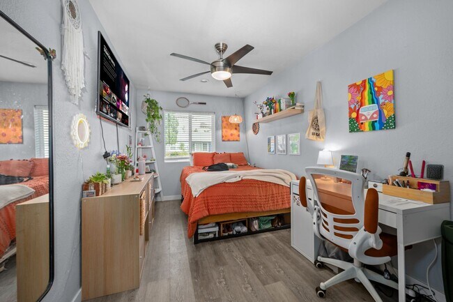 Building Photo - Large backyard - no back house!