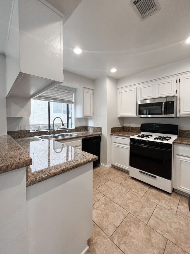 Building Photo - Spacious, Two-Story Townhouse In Prime San...