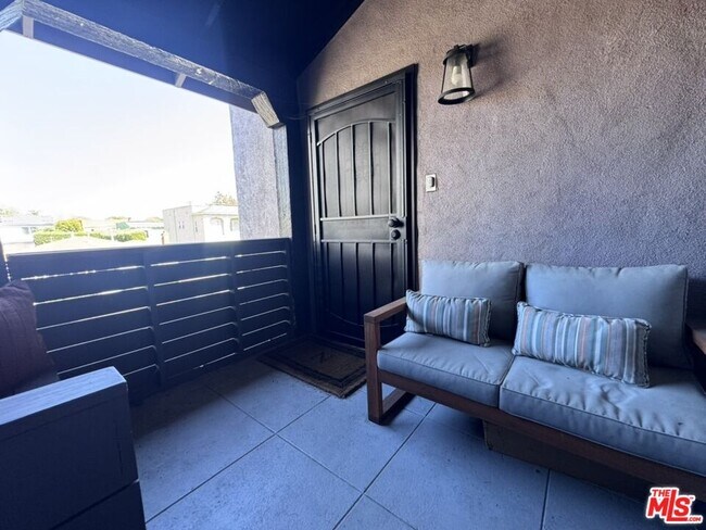 Building Photo - 1425 S Curson Ave