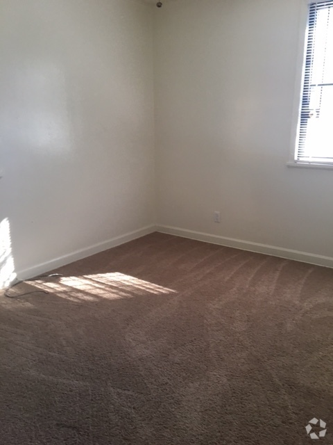 Building Photo - 3 Bedroom / 1 Bath Close to VSU