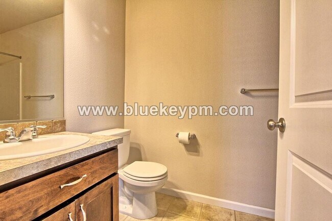 Building Photo - 3 Bed, 2.5 Bath Townhome with Upstairs Office or Tech Room