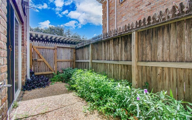 Building Photo - 6410 Del Monte Dr