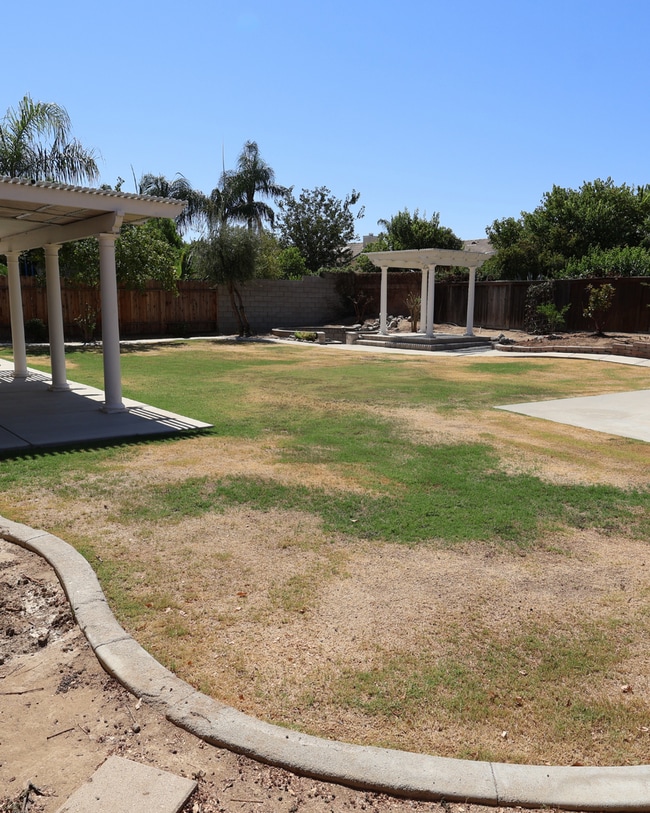 Building Photo - Spacious Beautiful 4-bedroom, 2-bath single-family home in Northwest Bakersfield, Move In Today!