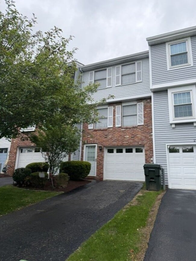 Building Photo - Beautiful Townhouse for Rent