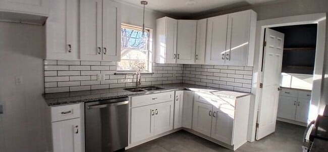 Building Photo - Fully Renovated Benbrook Beauty