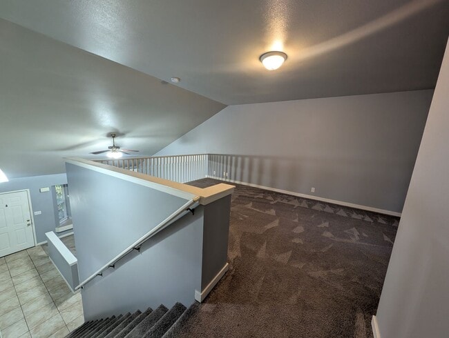 Building Photo - Large 3 Bedroom Corner Unit in The Heart of Gig Harbor! Available Now!