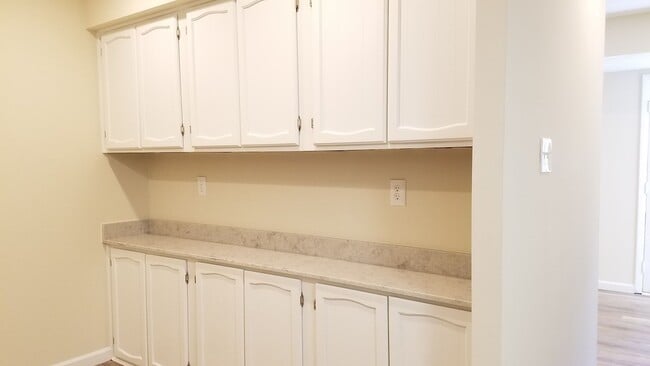 Building Photo - Renovated townhouse in established Frederi...