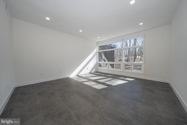 Building Photo - 39 Fairview Rd