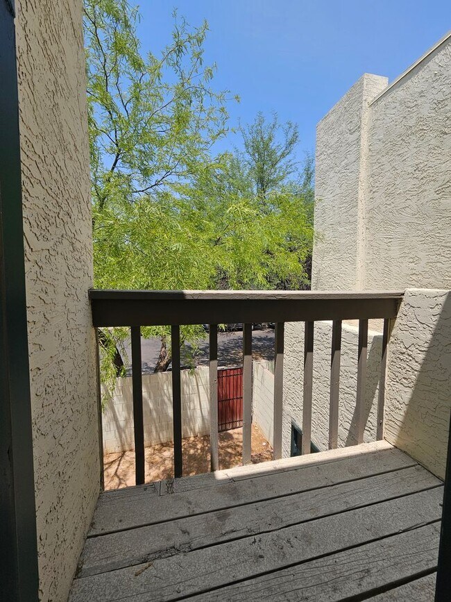 Building Photo - 1715 E Pepper Cir