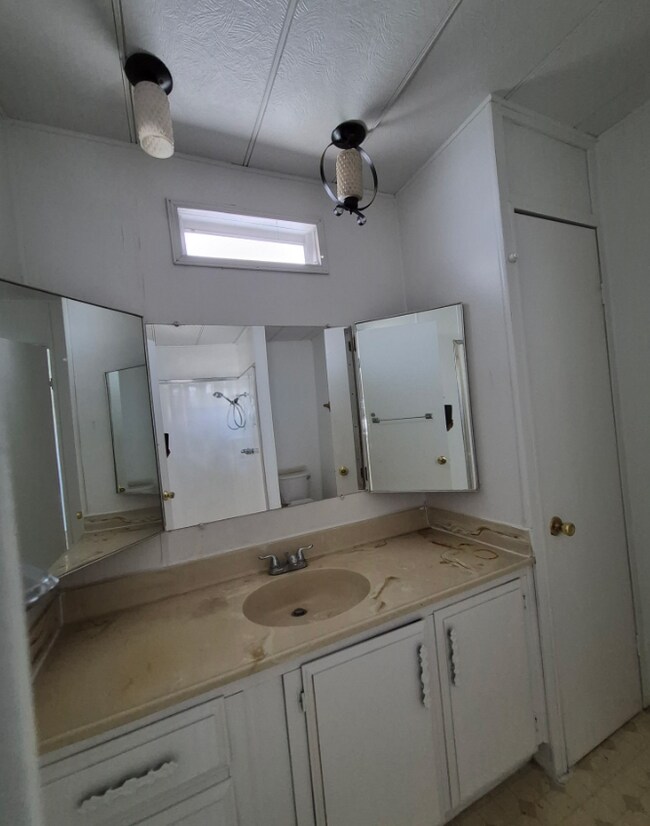 Building Photo - 3601 E Wyoming Ave