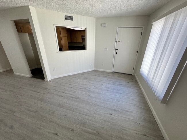 Building Photo - 4633 Vermont Pl