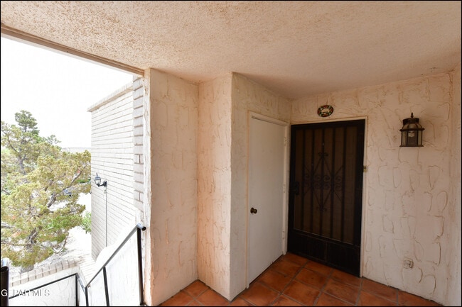 Building Photo - 6201 Escondido Dr